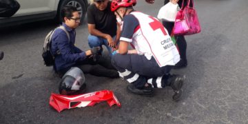 Estudiante herido al chocar motocicleta