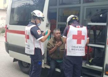 Se corta dedo al partir leña