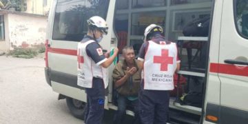 Se corta dedo al partir leña