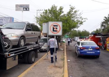 Sujeto golpea a una agente de Tránsito por levantarle infracción