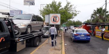 Sujeto golpea a una agente de Tránsito por levantarle infracción