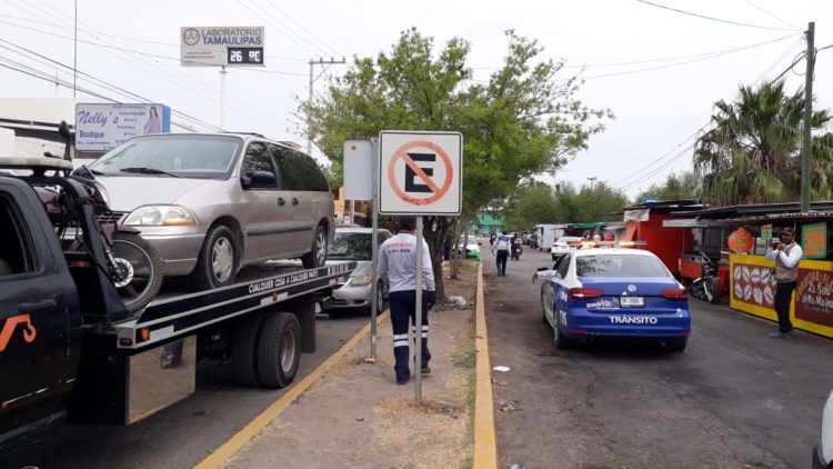 Sujeto golpea a una agente de Tránsito por levantarle infracción