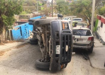 Vuelca camión con cemento en Col. Horacio Terán