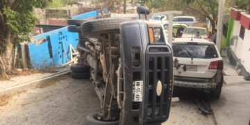 Vuelca camión con cemento en Col. Horacio Terán