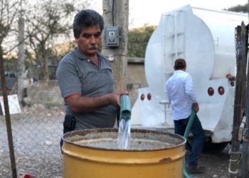Atiende asociación civil demanda de agua  en la Colonia Rosalinda Guerrero
