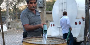 Atiende asociación civil demanda de agua  en la Colonia Rosalinda Guerrero