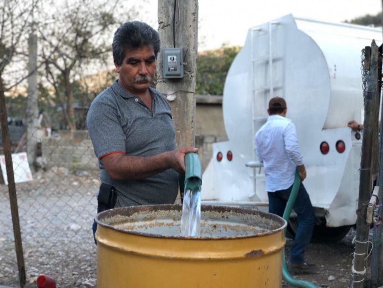 Atiende asociación civil demanda de agua  en la Colonia Rosalinda Guerrero