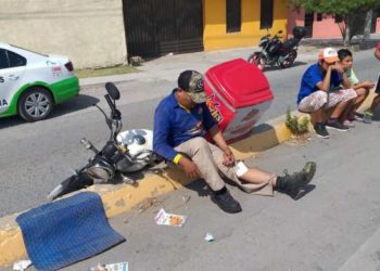 Se quiebra pierna repartidor de pollo en choque