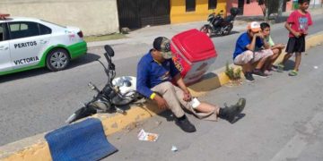 Se quiebra pierna repartidor de pollo en choque