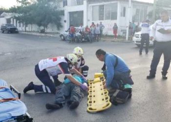 Grave motociclista tras chocar contra auto