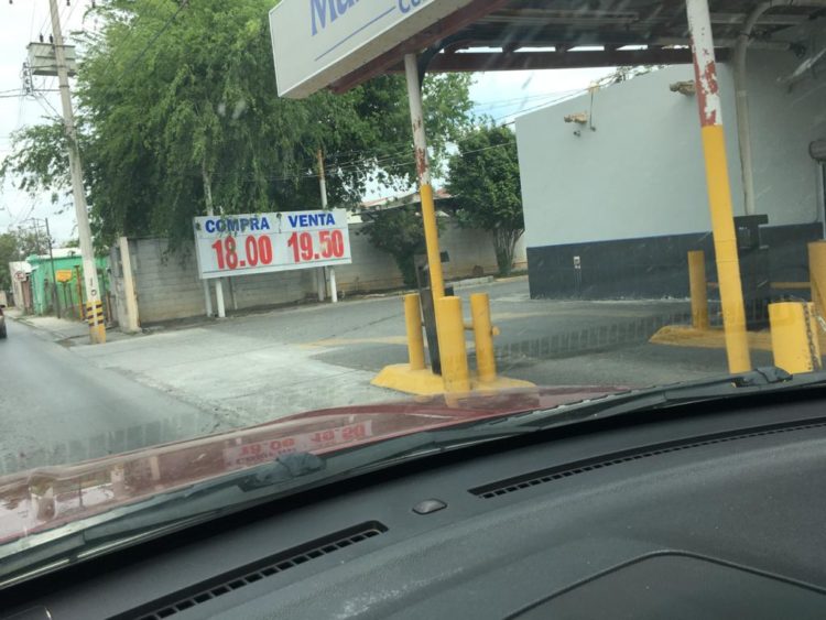 Ligera recuperación de peso-dólar