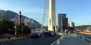 Se lanza hombre del Puente Atirantado en San Pedro