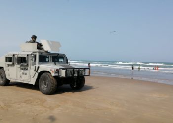 Elementos de la Marina piden a bañistas retirarse de la playa Bagdad de Matamoros