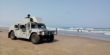Elementos de la Marina piden a bañistas retirarse de la playa Bagdad de Matamoros