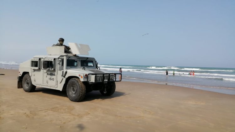 Elementos de la Marina piden a bañistas retirarse de la playa Bagdad de Matamoros