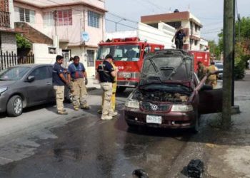 Corto circuito en el cableado ocasiona incendio de auto