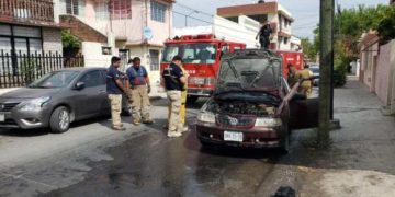 Corto circuito en el cableado ocasiona incendio de auto