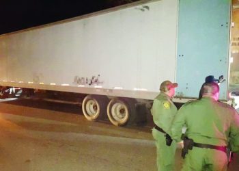 Descubre Patrulla Fronteriza 99 indocumentados en cajatráiler