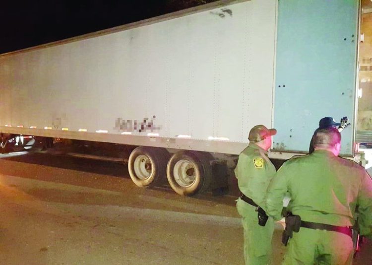 Descubre Patrulla Fronteriza 99 indocumentados en cajatráiler