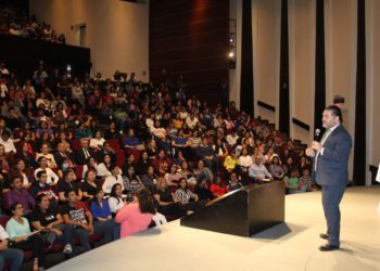 Secretario de Turismo estatal imparte conferencia en la UAT