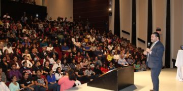 Secretario de Turismo estatal imparte conferencia en la UAT