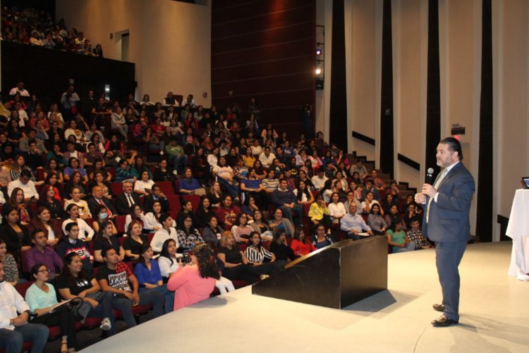 Secretario de Turismo estatal imparte conferencia en la UAT