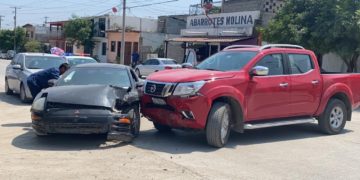Camioneta nueva resulta dañada en choque