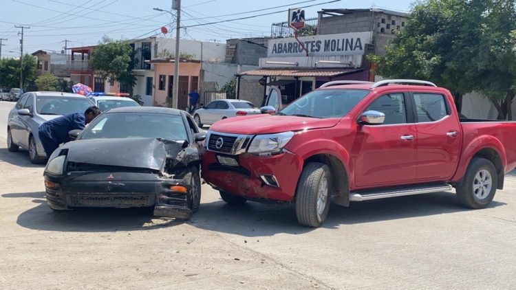 Camioneta nueva resulta dañada en choque