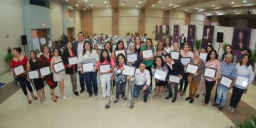 Reciben reconocimiento 26 mujeres neolaredenses que inspiran