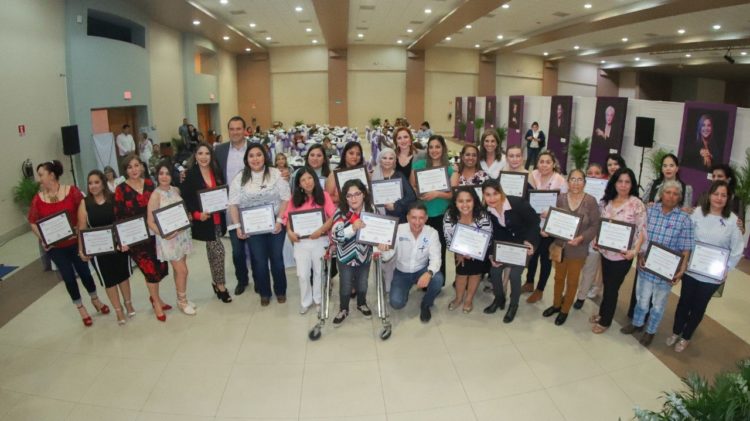 Reciben reconocimiento 26 mujeres neolaredenses que inspiran