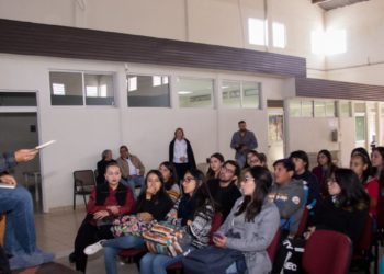 Promueve UAT diálogos de escritores con universitarios