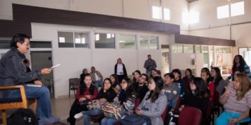 Promueve UAT diálogos de escritores con universitarios