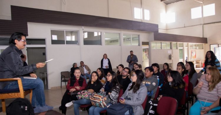 Promueve UAT diálogos de escritores con universitarios