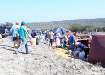 Rapiña en  carga de sorgo tras volcar tráiler