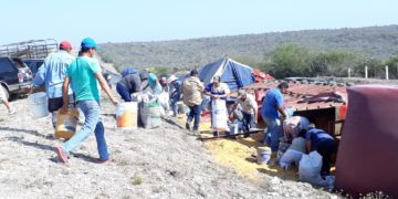 Rapiña en  carga de sorgo tras volcar tráiler