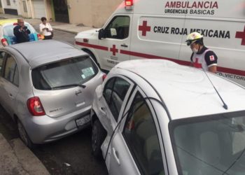 Chofer distraído se pasa alto y provoca choque en centro de Victoria