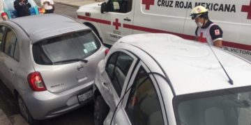 Chofer distraído se pasa alto y provoca choque en centro de Victoria