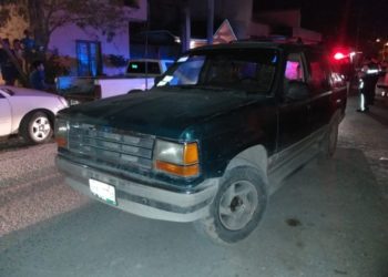 Ebrio impacta su camioneta con otra estacionada