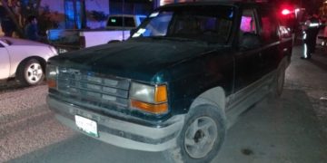 Ebrio impacta su camioneta con otra estacionada