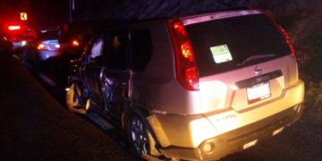 Tráiler embiste camioneta y lesiona a nueve personas