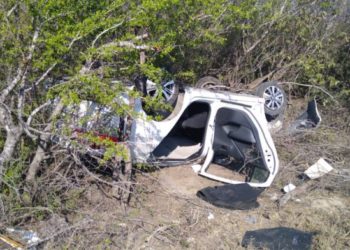 Madre e hija se lesionan al volcar automóvil