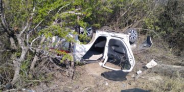 Madre e hija se lesionan al volcar automóvil