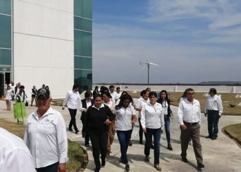 Funcionarios gubernamentales trabajan por internet  desde casa por el Covid-19