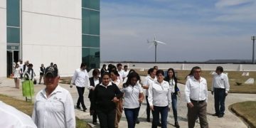 Funcionarios gubernamentales trabajan por internet  desde casa por el Covid-19