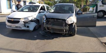 Destrozan conductores autos en céntrico choque