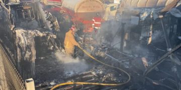 Incendio arrasa con automóviles de yonque