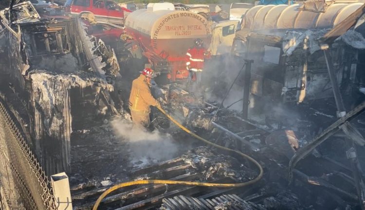 Incendio arrasa con automóviles de yonque