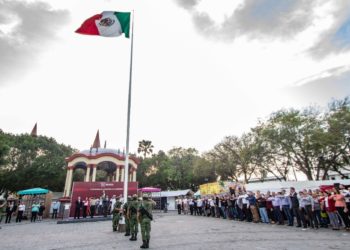 Participan servidores públicos en ceremonia de honores 