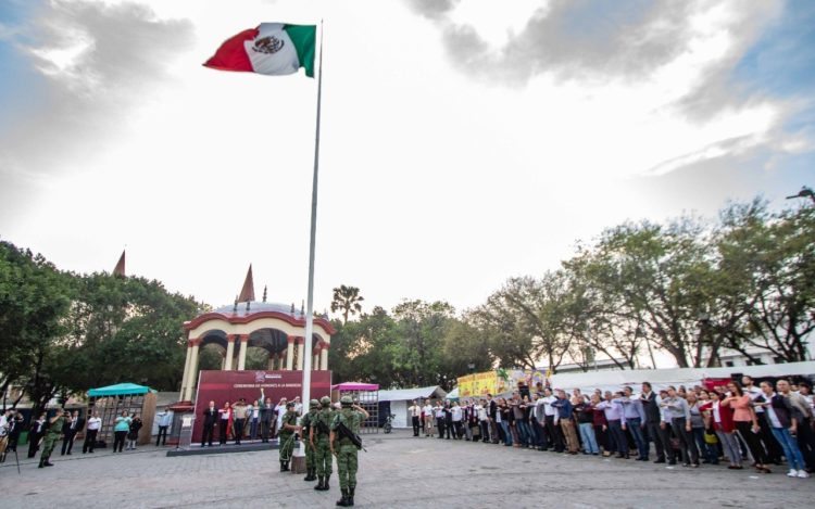 Participan servidores públicos en ceremonia de honores