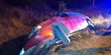 A punto de volcar camioneta en canal